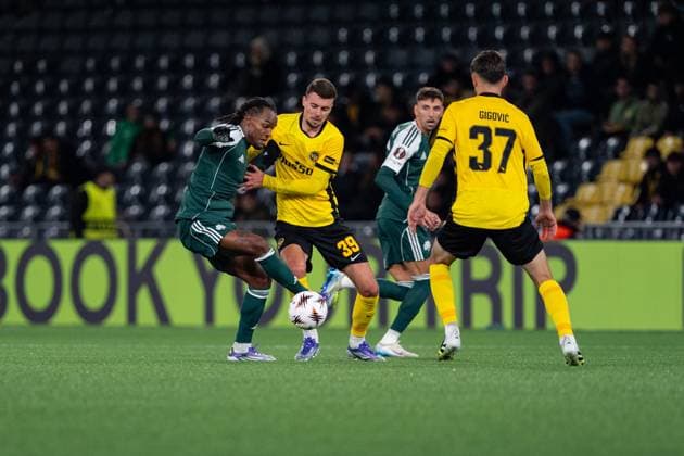 Switzerland: UEFA Europa League 2025 26, BSC Young Boys vs Panathinaikos FC - Stadion Wankdorf, Bern: Darian Males (39 Young Boys) in duel with Renato Sanches (8 Panathinaikos) Copyright: xKjetilxWaberx