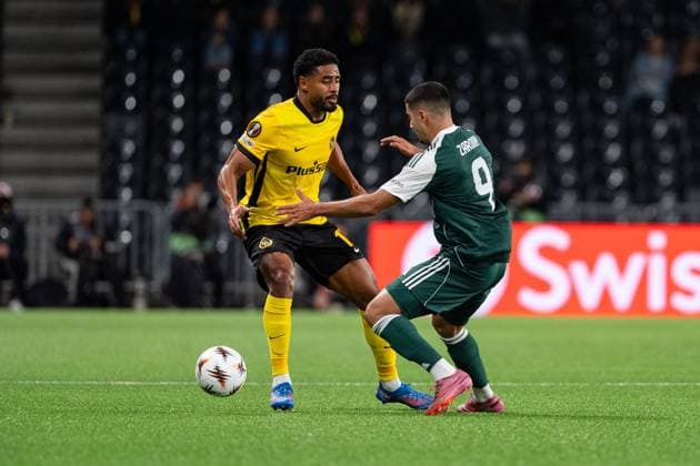 Switzerland: UEFA Europa League 2025 26, BSC Young Boys vs Panathinaikos FC - Stadion Wankdorf, Bern: Saidy Janko (17 Young Boys) in duel with Anass Zaroury (9 Panathinaikos) Copyright: xKjetilxWaberx