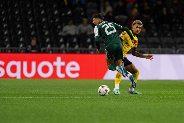 Switzerland: UEFA Europa League 2025 26, BSC Young Boys vs Panathinaikos FC - Stadion Wankdorf, Bern: Ryan Andrews (2 Young Boys) with foul against Filip Mladenovic (25 Panathinaikos) Copyright: xKjetilxWaberx