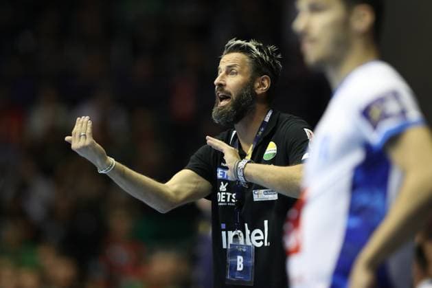 25.09.2025, xtgx, Handball, EHF Champions League, SC Magdeburg - Wisla Plock v.l. Bennet Wiegert (Magdeburg, Trainer) gibt Anweisungen, gestikuliert mit den Armen, gesticulate, gives instructions Magdeubrg