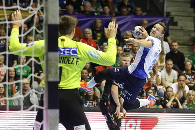 25.09.2025, xtgx, Handball, EHF Champions League, SC Magdeburg - Wisla Plock v.l. Przemyslaw Krajewski (Plock, 26) wirft Tor, Torschuetze, erzielt Tor, Treffer, scores the goal Magdeubrg