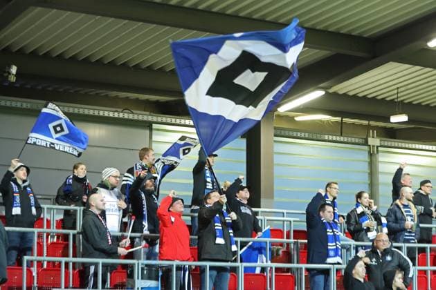 Fußball Bundesliga Frauen: RB Leipzig vs. Hamburger SV; 25.09.25 HSV-Fans mit Fahnen auf der Tribüne. Fußball, Google Pixel Frauen-Bundesliga, Saison 2025 2026, 4. Spieltag: RB Leipzig vs. Hamburger SV am 25.09.25, RB-Trainingszentrum am Cottaweg, Leipzig. DFB REGULATIONS PROHIBIT ANY USE OF PHOTOGRAPHS AS IMAGE SEQUENCES AND OR QUASI-VIDEO. Copyright: xBEAUTIFULxSPORTS JanxKaeferx