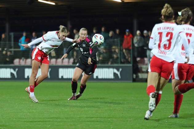 Fußball Bundesliga Frauen: RB Leipzig vs. Hamburger SV; 25.09.25 Marlene Müller (27, RB Leipzig) per Kopfball. Fußball, Google Pixel Frauen-Bundesliga, Saison 2025 2026, 4. Spieltag: RB Leipzig vs. Hamburger SV am 25.09.25, Red Bull Arena, Leipzig. DFB REGULATIONS PROHIBIT ANY USE OF PHOTOGRAPHS AS IMAGE SEQUENCES AND OR QUASI-VIDEO. Copyright: xBEAUTIFULxSPORTS JanxKaeferx
