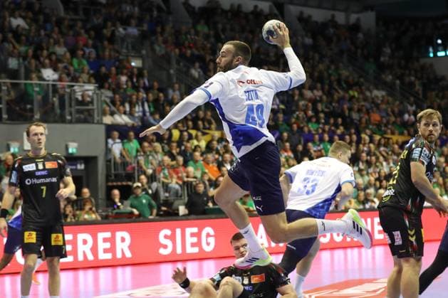25.09.2025, xtgx, Handball, EHF Champions League, SC Magdeburg - Wisla Plock v.l. Zoltan Szita (Plock, 49) wirft Tor, Torschuetze, erzielt Tor, Treffer, scores the goal Magdeubrg