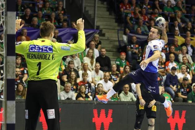 25.09.2025, xtgx, Handball, EHF Champions League, SC Magdeburg - Wisla Plock v.l. Przemyslaw Krajewski (Plock, 26) wirft Tor, Torschuetze, erzielt Tor, Treffer, scores the goal Magdeubrg