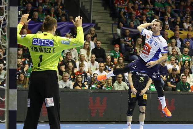 25.09.2025, xtgx, Handball, EHF Champions League, SC Magdeburg - Wisla Plock v.l. Przemyslaw Krajewski (Plock, 26) wirft Tor, Torschuetze, erzielt Tor, Treffer, scores the goal Magdeubrg