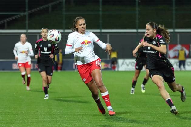 Fußball Bundesliga Frauen: RB Leipzig vs. Hamburger SV; 25.09.25 Lisa Baum (11, RB Leipzig). Fußball, Google Pixel Frauen-Bundesliga, Saison 2025 2026, 4. Spieltag: RB Leipzig vs. Hamburger SV am 25.09.25, Red Bull Arena, Leipzig. DFB REGULATIONS PROHIBIT ANY USE OF PHOTOGRAPHS AS IMAGE SEQUENCES AND OR QUASI-VIDEO. Copyright: xBEAUTIFULxSPORTS JanxKaeferx