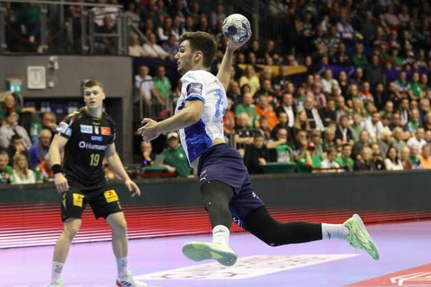 25.09.2025, xtgx, Handball, EHF Champions League, SC Magdeburg - Wisla Plock v.l. Gergo Fazekas (Plock, 24) wirft Tor, Torschuetze, erzielt Tor, Treffer, scores the goal Magdeubrg