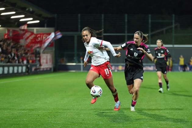 Fußball Bundesliga Frauen: RB Leipzig vs. Hamburger SV; 25.09.25 Lisa Baum (11, RB Leipzig) gegen Leni Eggert (29, Hamburger SV). Fußball, Google Pixel Frauen-Bundesliga, Saison 2025 2026, 4. Spieltag: RB Leipzig vs. Hamburger SV am 25.09.25, Red Bull Arena, Leipzig. DFB REGULATIONS PROHIBIT ANY USE OF PHOTOGRAPHS AS IMAGE SEQUENCES AND OR QUASI-VIDEO. Copyright: xBEAUTIFULxSPORTS JanxKaeferx