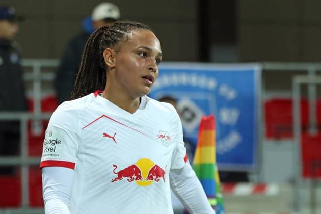 Fußball Bundesliga Frauen: RB Leipzig vs. Hamburger SV; 25.09.25 Lisa Baum (11, RB Leipzig) vor einer Fahne ihres ehemaligen Vereins HSV. Fußball, Google Pixel Frauen-Bundesliga, Saison 2025 2026, 4. Spieltag: RB Leipzig vs. Hamburger SV am 25.09.25, Red Bull Arena, Leipzig. DFB REGULATIONS PROHIBIT ANY USE OF PHOTOGRAPHS AS IMAGE SEQUENCES AND OR QUASI-VIDEO. *** Soccer Bundesliga Women RB Leipzig vs Hamburger SV 25 09 25 Lisa Baum 11, RB Leipzig in front of a flag of her former club HSV Soccer, Google Pixel Women Bundesliga, Season 2025 2026, Matchday 4 RB Leipzig vs Hamburger SV on 25 09 25, Red Bull Arena, Leipzig DFB REGULATIONS PROHIBIT ANY USE OF PHOTOGRAPHS AS IMAGE SEQUENCES AND OR QUASI VIDEO Copyright: xBEAUTIFULxSPORTS JanxKaeferx