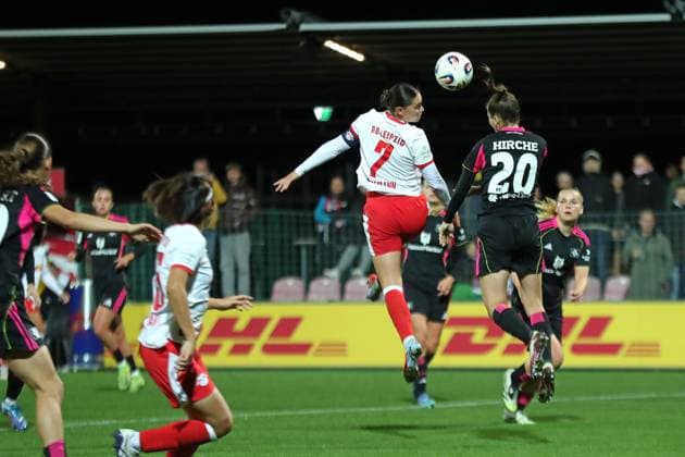 Fußball Bundesliga Frauen: RB Leipzig vs. Hamburger SV; 25.09.25 Giovanna Hoffmann (7, RB Leipzig) im Kopfball-Duell mit Emilia Hirche (20, Hamburger SV). Fußball, Google Pixel Frauen-Bundesliga, Saison 2025 2026, 4. Spieltag: RB Leipzig vs. Hamburger SV am 25.09.25, Red Bull Arena, Leipzig. DFB REGULATIONS PROHIBIT ANY USE OF PHOTOGRAPHS AS IMAGE SEQUENCES AND OR QUASI-VIDEO. Copyright: xBEAUTIFULxSPORTS JanxKaeferx