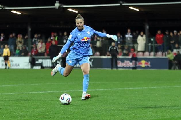 Fußball Bundesliga Frauen: RB Leipzig vs. Hamburger SV; 25.09.25 Torwart Elvira Herzog (1, RB Leipzig) tauchte beim letzten Angriff in der Offensive auf und versuchte es mit einem Torschuss. Fußball, Google Pixel Frauen-Bundesliga, Saison 2025 2026, 4. Spieltag: RB Leipzig vs. Hamburger SV am 25.09.25, Red Bull Arena, Leipzig. DFB REGULATIONS PROHIBIT ANY USE OF PHOTOGRAPHS AS IMAGE SEQUENCES AND OR QUASI-VIDEO. Copyright: xBEAUTIFULxSPORTS JanxKaeferx