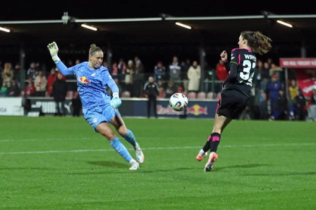 Fußball Bundesliga Frauen: RB Leipzig vs. Hamburger SV; 25.09.25 Torwart Elvira Herzog (1, RB Leipzig) tauchte beim letzten Angriff in der Offensive auf und versuchte es mit einem Torschuss. Fußball, Google Pixel Frauen-Bundesliga, Saison 2025 2026, 4. Spieltag: RB Leipzig vs. Hamburger SV am 25.09.25, Red Bull Arena, Leipzig. DFB REGULATIONS PROHIBIT ANY USE OF PHOTOGRAPHS AS IMAGE SEQUENCES AND OR QUASI-VIDEO. Copyright: xBEAUTIFULxSPORTS JanxKaeferx