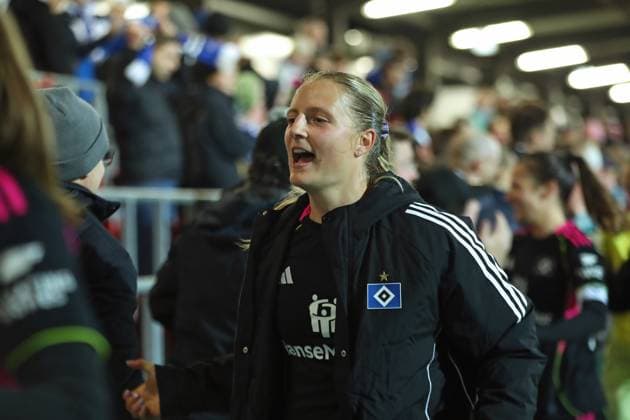 Fußball Bundesliga Frauen: RB Leipzig vs. Hamburger SV; 25.09.25 Nina Räcke (39, Hamburger SV) bei den Fans. Fußball, Google Pixel Frauen-Bundesliga, Saison 2025 2026, 4. Spieltag: RB Leipzig vs. Hamburger SV am 25.09.25, Red Bull Arena, Leipzig. DFB REGULATIONS PROHIBIT ANY USE OF PHOTOGRAPHS AS IMAGE SEQUENCES AND OR QUASI-VIDEO. Copyright: xBEAUTIFULxSPORTS JanxKaeferx