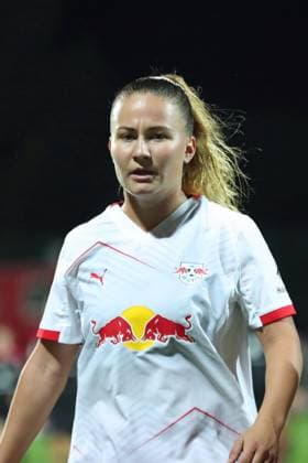 Fußball Bundesliga Frauen: RB Leipzig vs. Hamburger SV; 25.09.25 Annabel Schasching (16, RB Leipzig). Fußball, Google Pixel Frauen-Bundesliga, Saison 2025 2026, 4. Spieltag: RB Leipzig vs. Hamburger SV am 25.09.25, Red Bull Arena, Leipzig. DFB REGULATIONS PROHIBIT ANY USE OF PHOTOGRAPHS AS IMAGE SEQUENCES AND OR QUASI-VIDEO. Copyright: xBEAUTIFULxSPORTS JanxKaeferx