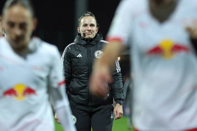 Fußball Bundesliga Frauen: RB Leipzig vs. Hamburger SV; 25.09.25 4. Offizielle Celina Sophie Böhm (Schiedsrichterin). Fußball, Google Pixel Frauen-Bundesliga, Saison 2025 2026, 4. Spieltag: RB Leipzig vs. Hamburger SV am 25.09.25, Red Bull Arena, Leipzig. DFB REGULATIONS PROHIBIT ANY USE OF PHOTOGRAPHS AS IMAGE SEQUENCES AND OR QUASI-VIDEO. Copyright: xBEAUTIFULxSPORTS JanxKaeferx