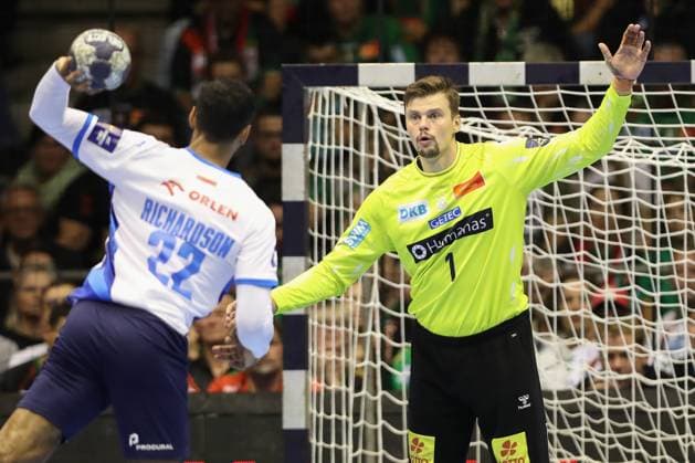 25.09.2025, xtgx, Handball, EHF Champions League, SC Magdeburg - Wisla Plock v.l. Sergey Hernandez Ferrer (Magdeburg, 1) beim Siebenmeter gegen Melvyn Richardson (Plock, 22) Magdeubrg