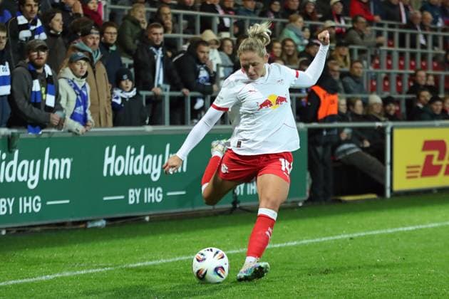 Fußball Bundesliga Frauen: RB Leipzig vs. Hamburger SV; 25.09.25 Marleen Schimmer (14, RB Leipzig). Fußball, Google Pixel Frauen-Bundesliga, Saison 2025 2026, 4. Spieltag: RB Leipzig vs. Hamburger SV am 25.09.25, Red Bull Arena, Leipzig. DFB REGULATIONS PROHIBIT ANY USE OF PHOTOGRAPHS AS IMAGE SEQUENCES AND OR QUASI-VIDEO. Copyright: xBEAUTIFULxSPORTS JanxKaeferx
