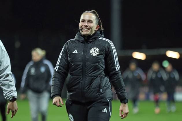 Fußball Bundesliga Frauen: RB Leipzig vs. Hamburger SV; 25.09.25 4. Offizielle Celina Sophie Böhm (Schiedsrichterin). Fußball, Google Pixel Frauen-Bundesliga, Saison 2025 2026, 4. Spieltag: RB Leipzig vs. Hamburger SV am 25.09.25, Red Bull Arena, Leipzig. DFB REGULATIONS PROHIBIT ANY USE OF PHOTOGRAPHS AS IMAGE SEQUENCES AND OR QUASI-VIDEO. Copyright: xBEAUTIFULxSPORTS JanxKaeferx