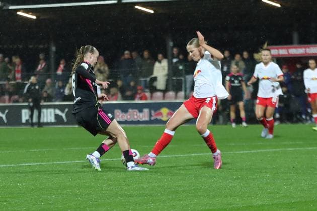 Fußball Bundesliga Frauen: RB Leipzig vs. Hamburger SV; 25.09.25 Strittige Szene: Emilia Kiaer Asgeirsdottir (8, RB Leipzig) steigt im Strafraum gegen Annaleen Böhler (6, Hamburger SV) ein, der Elfmeter-Pfiff bleib aus. Fußball, Google Pixel Frauen-Bundesliga, Saison 2025 2026, 4. Spieltag: RB Leipzig vs. Hamburger SV am 25.09.25, Red Bull Arena, Leipzig. DFB REGULATIONS PROHIBIT ANY USE OF PHOTOGRAPHS AS IMAGE SEQUENCES AND OR QUASI-VIDEO. Copyright: xBEAUTIFULxSPORTS JanxKaeferx