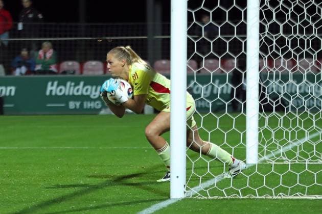 Fußball Bundesliga Frauen: RB Leipzig vs. Hamburger SV; 25.09.25 Torwart Inga Schuldt (1, Hamburger SV) fängt den Ball kurz vor der Torlinie. Fußball, Google Pixel Frauen-Bundesliga, Saison 2025 2026, 4. Spieltag: RB Leipzig vs. Hamburger SV am 25.09.25, Red Bull Arena, Leipzig. DFB REGULATIONS PROHIBIT ANY USE OF PHOTOGRAPHS AS IMAGE SEQUENCES AND OR QUASI-VIDEO. Copyright: xBEAUTIFULxSPORTS JanxKaeferx