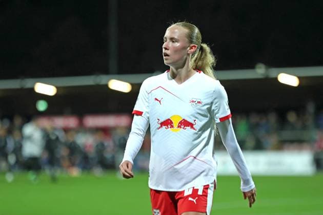 Fußball Bundesliga Frauen: RB Leipzig vs. Hamburger SV; 25.09.25 Nikoline Dudek (24, RB Leipzig). Fußball, Google Pixel Frauen-Bundesliga, Saison 2025 2026, 4. Spieltag: RB Leipzig vs. Hamburger SV am 25.09.25, Red Bull Arena, Leipzig. DFB REGULATIONS PROHIBIT ANY USE OF PHOTOGRAPHS AS IMAGE SEQUENCES AND OR QUASI-VIDEO. Copyright: xBEAUTIFULxSPORTS JanxKaeferx