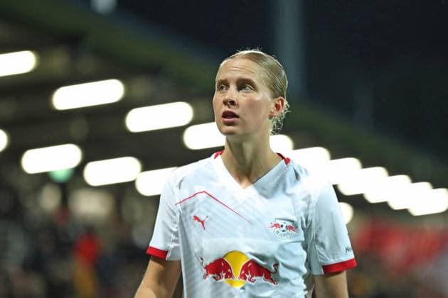 Fußball Bundesliga Frauen: RB Leipzig vs. Hamburger SV; 25.09.25 Emilia Kiaer Asgeirsdottir (8, RB Leipzig). Fußball, Google Pixel Frauen-Bundesliga, Saison 2025 2026, 4. Spieltag: RB Leipzig vs. Hamburger SV am 25.09.25, Red Bull Arena, Leipzig. DFB REGULATIONS PROHIBIT ANY USE OF PHOTOGRAPHS AS IMAGE SEQUENCES AND OR QUASI-VIDEO. Copyright: xBEAUTIFULxSPORTS JanxKaeferx