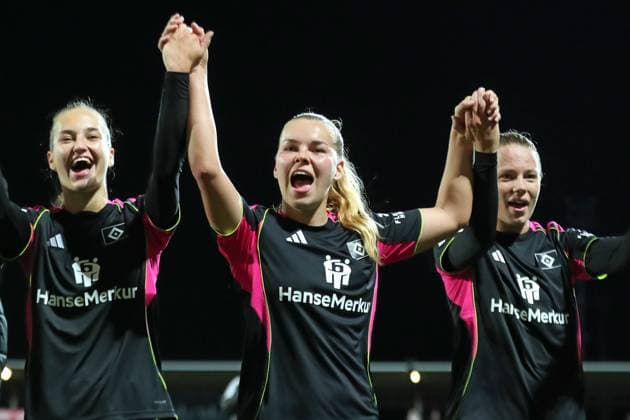 Fußball Bundesliga Frauen: RB Leipzig vs. Hamburger SV; 25.09.25 Svea Stoldt (8, Hamburger SV) bejubelt mit ihrem Team den Sieg. Fußball, Google Pixel Frauen-Bundesliga, Saison 2025 2026, 4. Spieltag: RB Leipzig vs. Hamburger SV am 25.09.25, Red Bull Arena, Leipzig. DFB REGULATIONS PROHIBIT ANY USE OF PHOTOGRAPHS AS IMAGE SEQUENCES AND OR QUASI-VIDEO. Copyright: xBEAUTIFULxSPORTS JanxKaeferx