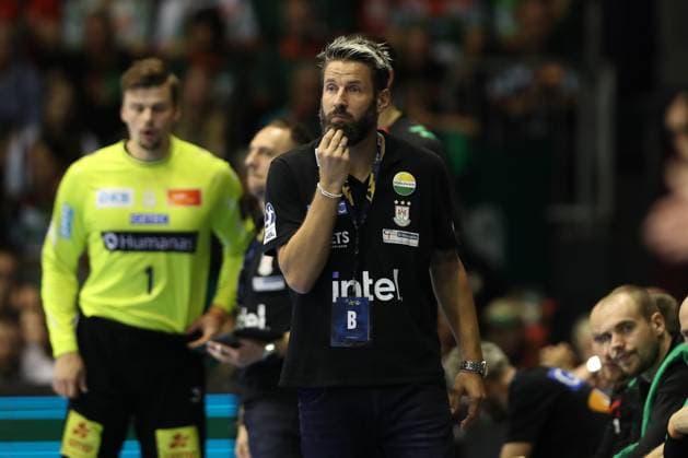 25.09.2025, xtgx, Handball, EHF Champions League, SC Magdeburg - Wisla Plock v.l. Bennet Wiegert (Magdeburg, Trainer) nachdenklich enttaeuscht, schaut enttaeuscht, niedergeschlagen, disappointed Magdeubrg