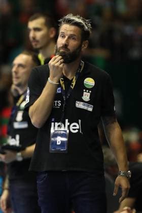 25.09.2025, xtgx, Handball, EHF Champions League, SC Magdeburg - Wisla Plock v.l. Bennet Wiegert (Magdeburg, Trainer) nachdenklich enttaeuscht, schaut enttaeuscht, niedergeschlagen, disappointed Magdeubrg