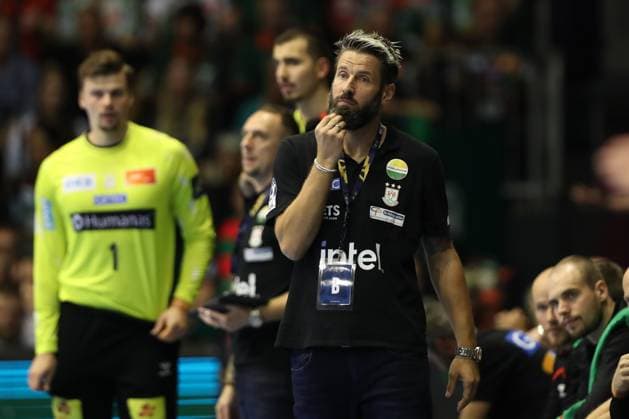 25.09.2025, xtgx, Handball, EHF Champions League, SC Magdeburg - Wisla Plock v.l. Bennet Wiegert (Magdeburg, Trainer) nachdenklich enttaeuscht, schaut enttaeuscht, niedergeschlagen, disappointed Magdeubrg