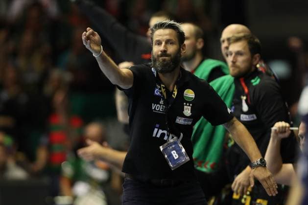 25.09.2025, xtgx, Handball, EHF Champions League, SC Magdeburg - Wisla Plock v.l. Bennet Wiegert (Magdeburg, Trainer) gibt Anweisungen, gestikuliert mit den Armen, gesticulate, gives instructions Magdeubrg