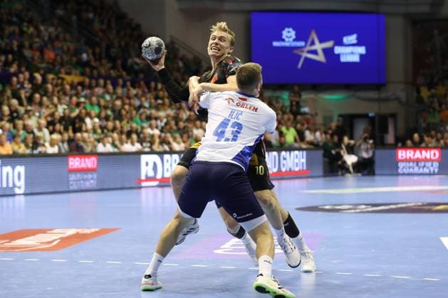 25.09.2025, xtgx, Handball, EHF Champions League, SC Magdeburg - Wisla Plock v.l. Gisli Thorgeir Kristjansson (Magdeburg, 10), Zoran Ilic (Plock, 43) Zweikampf, Duell, Kampf, tackle Magdeubrg
