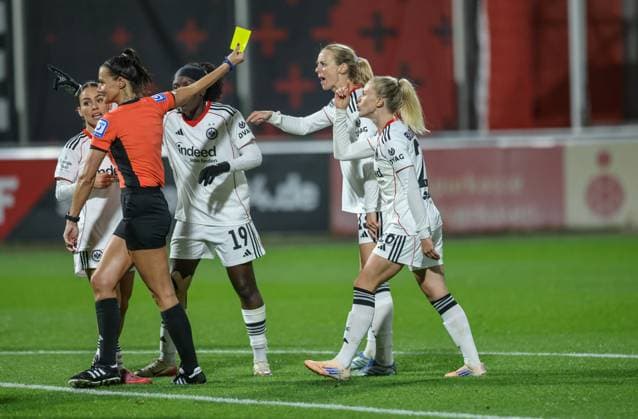 DEU, Leverkusen, Bayer Leverkusen v Eintracht Frankfurt, Google Pixel Bundesliga, DFB, Saison 2526, Ulrich-Haberland-Stadion, 4. Spieltag, im Bild: Eintracht Frankfurt verliert mit 2:1, Enttäuschung bei Nicole Anyomi (Eintracht Frankfurt 19), Amanda Ilestedt (Eintracht Frankfurt 13) und Rebecka Blomqvist (Eintracht Frankfurt 28) DFB DFL REGULATIONS PROHIBIT ANY USE OF PHOTOGRAPHS AS IMAGE SEQUENCES AND OR QUASI-VIDEO, 25.09.2025, Copyright: HMBxMedia HendrikxHamelau