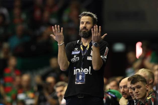 25.09.2025, xtgx, Handball, EHF Champions League, SC Magdeburg - Wisla Plock v.l. Bennet Wiegert (Magdeburg, Trainer) gibt Anweisungen, gestikuliert mit den Armen, gesticulate, gives instructions Magdeubrg