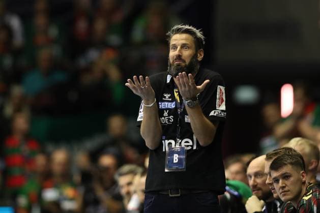 25.09.2025, xtgx, Handball, EHF Champions League, SC Magdeburg - Wisla Plock v.l. Bennet Wiegert (Magdeburg, Trainer) gibt Anweisungen, gestikuliert mit den Armen, gesticulate, gives instructions Magdeubrg