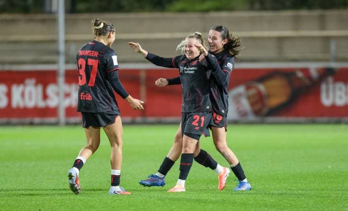 DEU, Leverkusen, Bayer Leverkusen v Eintracht Frankfurt, Google Pixel Bundesliga, DFB, Saison 2526, Ulrich-Haberland-Stadion, 4. Spieltag, im Bild v.l.n.r: Leverkusen gewinnt nach Toren mit 2:1 gegen Eintracht Frankfurt, Freude und Jubel, Carlotta Wamser (Bayer Leverkusen 37), Vanessa Fudalla (Bayer Leverkusen 21) und Loreen Bender (Bayer Leverkusen 19) DFB DFL REGULATIONS PROHIBIT ANY USE OF PHOTOGRAPHS AS IMAGE SEQUENCES AND OR QUASI-VIDEO, 25.09.2025, Copyright: HMBxMedia HendrikxHamelau