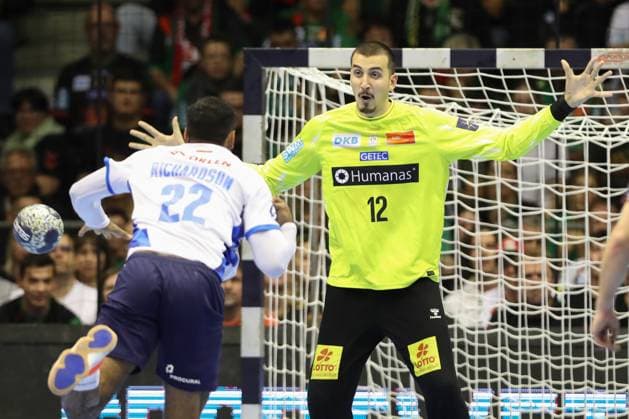 25.09.2025, xtgx, Handball, EHF Champions League, SC Magdeburg - Wisla Plock v.l. Melvyn Richardson (Plock, 22), Matej Mandic (Magdeburg, 12) Siebenmeter Magdeubrg
