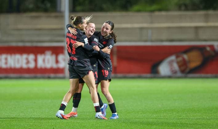 DEU, Leverkusen, Bayer Leverkusen v Eintracht Frankfurt, Google Pixel Bundesliga, DFB, Saison 2526, Ulrich-Haberland-Stadion, 4. Spieltag, im Bild v.l.n.r: Leverkusen gewinnt nach Toren mit 2:1 gegen Eintracht Frankfurt, Freude und Jubel, Carlotta Wamser (Bayer Leverkusen 37), Vanessa Fudalla (Bayer Leverkusen 21) und Loreen Bender (Bayer Leverkusen 19) DFB DFL REGULATIONS PROHIBIT ANY USE OF PHOTOGRAPHS AS IMAGE SEQUENCES AND OR QUASI-VIDEO, 25.09.2025, Copyright: HMBxMedia HendrikxHamelau