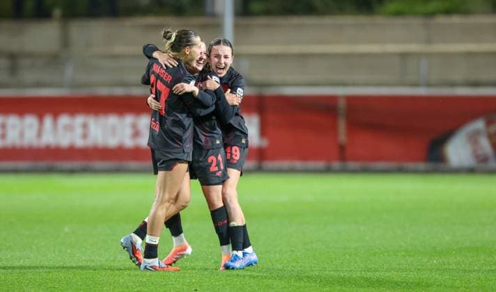 DEU, Leverkusen, Bayer Leverkusen v Eintracht Frankfurt, Google Pixel Bundesliga, DFB, Saison 2526, Ulrich-Haberland-Stadion, 4. Spieltag, im Bild v.l.n.r: Leverkusen gewinnt nach Toren mit 2:1 gegen Eintracht Frankfurt, Freude und Jubel, Carlotta Wamser (Bayer Leverkusen 37), Vanessa Fudalla (Bayer Leverkusen 21) und Loreen Bender (Bayer Leverkusen 19) DFB DFL REGULATIONS PROHIBIT ANY USE OF PHOTOGRAPHS AS IMAGE SEQUENCES AND OR QUASI-VIDEO, 25.09.2025, Copyright: HMBxMedia HendrikxHamelau