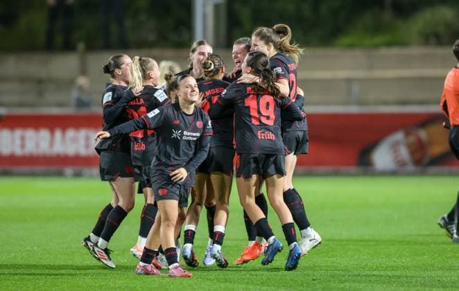 DEU, Leverkusen, Bayer Leverkusen v Eintracht Frankfurt, Google Pixel Bundesliga, DFB, Saison 2526, Ulrich-Haberland-Stadion, 4. Spieltag, im Bild: Leverkusen gewinnt nach Toren mit 2:1 gegen Eintracht Frankfurt, Freude und Jubel, Carlotta Wamser (Bayer Leverkusen 37) DFB DFL REGULATIONS PROHIBIT ANY USE OF PHOTOGRAPHS AS IMAGE SEQUENCES AND OR QUASI-VIDEO, 25.09.2025, Copyright: HMBxMedia HendrikxHamelau