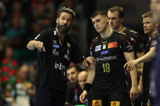 25.09.2025, xtgx, Handball, EHF Champions League, SC Magdeburg - Wisla Plock v.l. Bennet Wiegert (Magdeburg, Trainer), Elvar Orn Jonsson (Magdeburg, 19) gibt Anweisungen, gestikuliert mit den Armen, gesticulate, gives instructions Magdeubrg