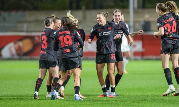 DEU, Leverkusen, Bayer Leverkusen v Eintracht Frankfurt, Google Pixel Bundesliga, DFB, Saison 2526, Ulrich-Haberland-Stadion, 4. Spieltag, im Bild: Leverkusen gewinnt nach Toren mit 2:1 gegen Eintracht Frankfurt, Freude und Jubel, Carlotta Wamser (Bayer Leverkusen 37) DFB DFL REGULATIONS PROHIBIT ANY USE OF PHOTOGRAPHS AS IMAGE SEQUENCES AND OR QUASI-VIDEO, 25.09.2025, Copyright: HMBxMedia HendrikxHamelau