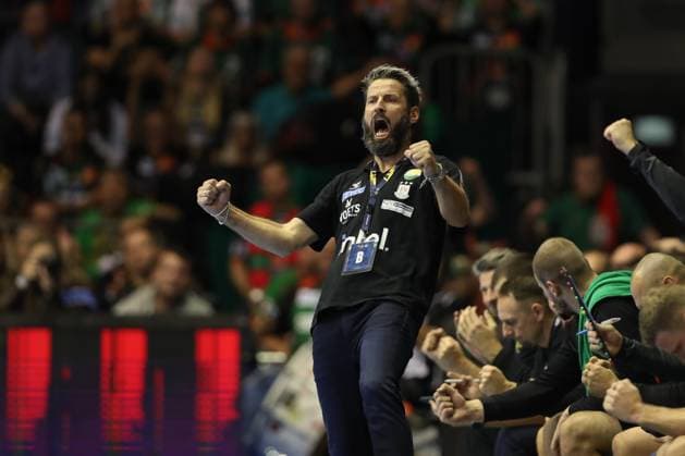 25.09.2025, xtgx, Handball, EHF Champions League, SC Magdeburg - Wisla Plock v.l. Bennet Wiegert (Magdeburg, Trainer) Jubel, Torjubel, jubelt ueber das Tor, celebrate the goal, celebration Magdeubrg