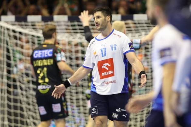 25.09.2025, xtgx, Handball, EHF Champions League, SC Magdeburg - Wisla Plock v.l. Abel Serdio Guntin (Plock, 17) enttaeuscht, schaut enttaeuscht, niedergeschlagen, disappointed Magdeubrg