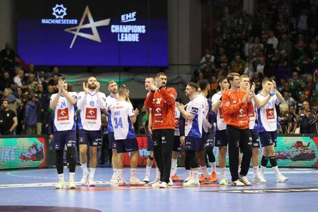 25.09.2025, xtgx, Handball, EHF Champions League, SC Magdeburg - Wisla Plock v.l. Plock enttaeuscht, schaut enttaeuscht, niedergeschlagen, disappointed Magdeubrg