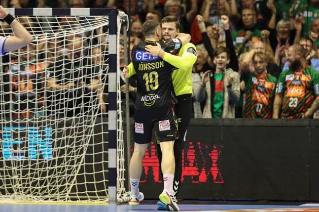 25.09.2025, xtgx, Handball, EHF Champions League, SC Magdeburg - Wisla Plock v.l. Elvar Orn Jonsson (Magdeburg, 19), Sergey Hernandez Ferrer (Magdeburg, 1) Jubel ueber den Sieg, Jubel nach Spielende Magdeubrg