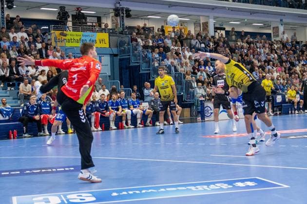 Dominik Kuzmanović, Torwart, (VfL Gummersbach 1), Kai Haefner, Rueckraum rechts, (TVB Stuttgart 34), VfL Gummersbach vs. TVB 1898 Stuttgart, Daikin Handball Bundesliga, Herren , 6. Spieltag, 25.09.2025 Gummersbach NRW Deutschland