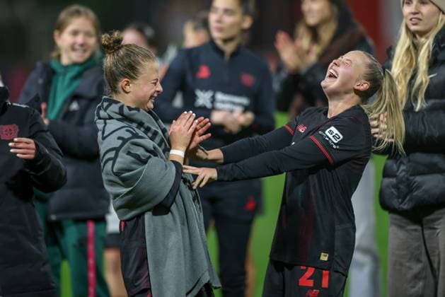 DEU, Leverkusen, Bayer Leverkusen v Eintracht Frankfurt, Google Pixel Bundesliga, DFB, Saison 2526, Ulrich-Haberland-Stadion, 4. Spieltag, im Bild: Leverkusen gewinnt nach Toren mit 2:1 gegen Eintracht Frankfurt, Freude und Jubel, Vanessa Fudalla (Bayer Leverkusen 21) und Kristin Kögel (Bayer Leverkusen 11) DFB DFL REGULATIONS PROHIBIT ANY USE OF PHOTOGRAPHS AS IMAGE SEQUENCES AND OR QUASI-VIDEO, 25.09.2025, Copyright: HMBxMedia HendrikxHamelau