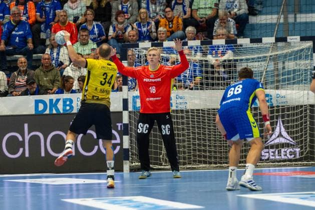 Kai Haefner, Rueckraum rechts, (TVB Stuttgart 34), Bertram Obling, Torwart, (VfL Gummersbach 16), Štěpan Zeman, Kreislaufer, (VfL Gummersbach 66), VfL Gummersbach vs. TVB 1898 Stuttgart, Daikin Handball Bundesliga, Herren , 6. Spieltag, 25.09.2025 Gummersbach NRW Deutschland
